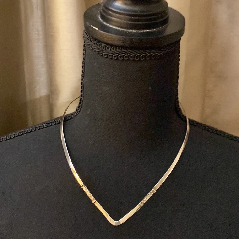 Sarda Sterling V neck choker - Picture 3 of 7